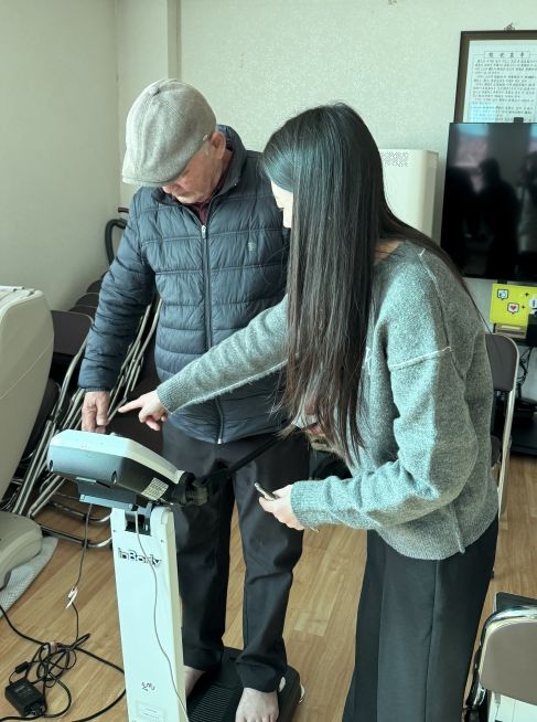 복지회관에서 군민들에게 워크온 가입에 대해 설명하고 있다.