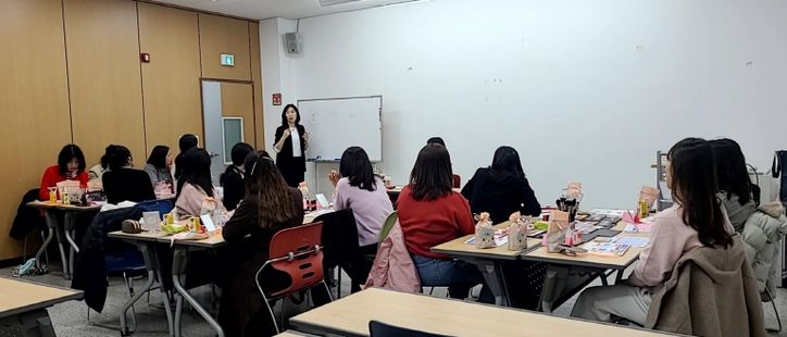 함안군립 칠원도서관, ‘하루만에 배우는 실전 메이크업’ 성료