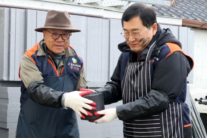 주낙영 경주시장(사진 우측)이 지난해 12월 월성동에서 천년미래포럼 회원들과 함께 사랑나눔 연탄배달 봉사활동을 하고 있다.