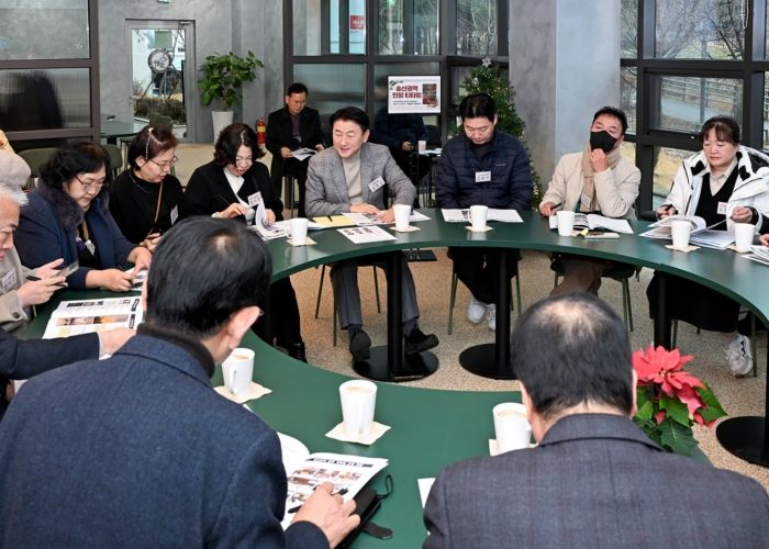 김동근 시장이 12월 24일 두물머리 카페 아르츠에서 ‘송산권역 현장 티타임’을 진행하고 있다.