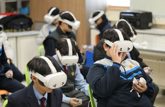 인천환경공단 직원이 광성중학교에서 학생들에게 VR 기기를 활용한 환경 교육을 진행하고 있다