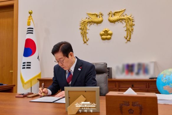 청와대 복귀 후 대통령 첫 재가(청와대)