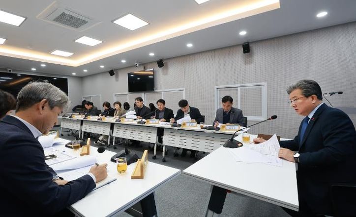 정용래 유성구청장이 30일 오전 2025년 마지막 주간간부회의를 주재하고 있다.