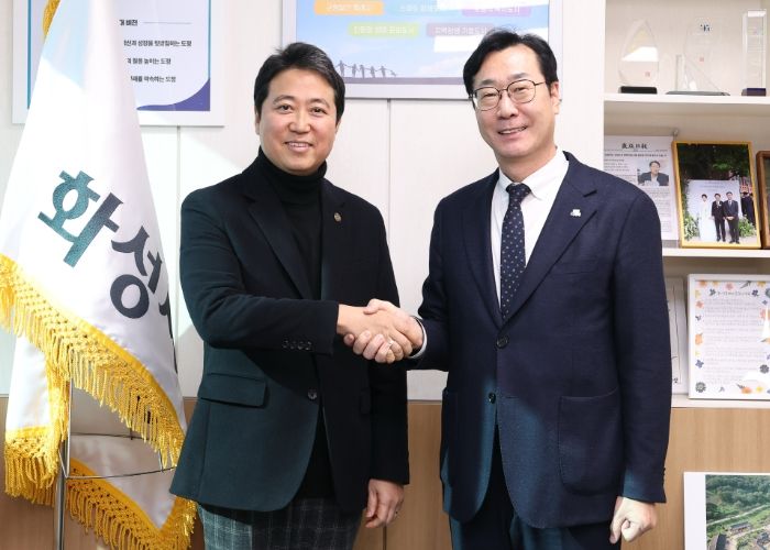 정명근 화성특례시장이 최고조 주한 가나 공화국 대사와 기념촬영을 하고 있다