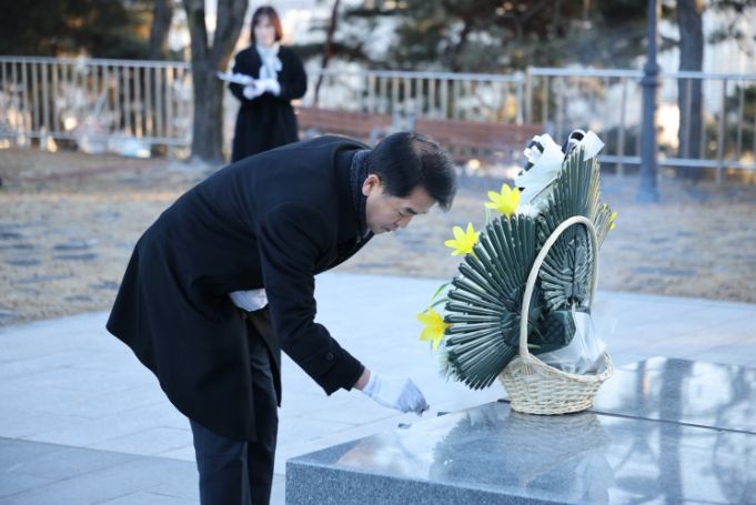 충혼탑에서 헌화하는 최재형 보은군수