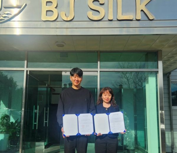 ㈜비이제이실크 최강민 소장, 박기경 교수 (왼쪽부터)