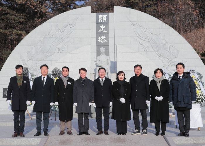 이천시의회, 현충탑 참배·시무식으로 병오년 의정활동 시작