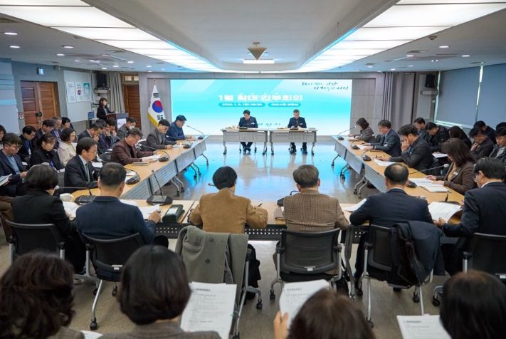 시청 상황실에서 간부공무원 등이 참석하여 확대간부회의중 사진