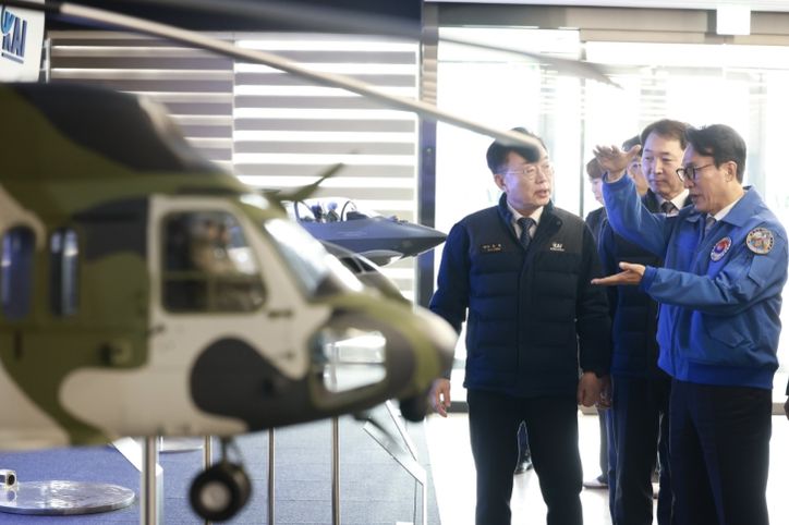 김민석 국무총리가 7일 경남 사천 한국항공우주산업(KAI)을 방문, 항공기 생산라인을 시찰하고 있다.