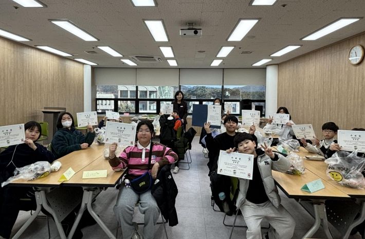 밀양시립도서관 겨울독서교실 수료식에서 참가 학생들이 기념촬영을 하고 있다.