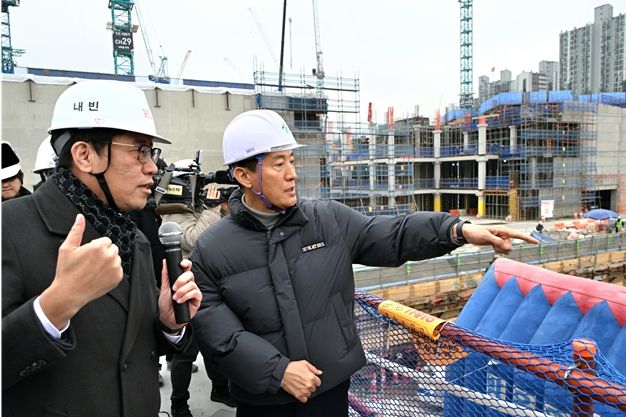 오세훈 서울시장이 12일(월) 오후 광운대역 물류부지 개발 공사현장을 점검하고 있다.