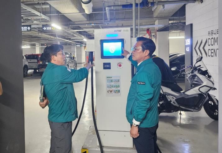 김석필 천안시장 권한대행 부시장이 공동주택 지하주차장 전기차 충전시설을 점검하고 있다.