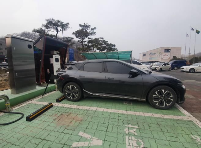 전기차 충전 모습.