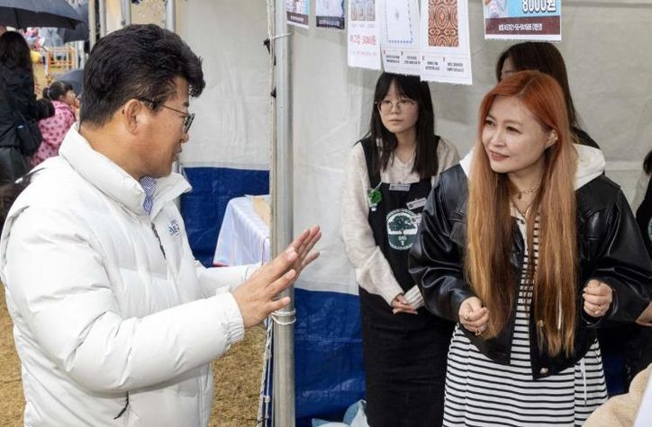 최충규 대덕구청장(사진 왼쪽)이 ‘2025 대덕물빛 축제’ 플리마켓 운영자를 격려하고 있다.