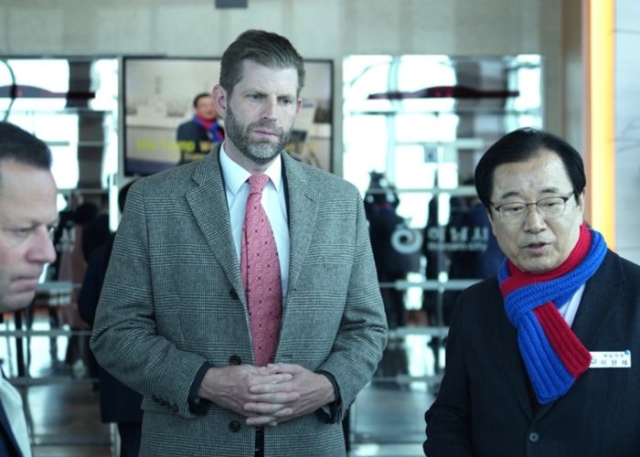 이현재 하남시장이 11일 유니온타워 전망대에서 에릭 트럼프 트럼프 그룹 총괄 부사장에게 ‘K-컬처 복합 콤플렉스(K-스타월드)’ 예정 부지를 안내하며 사업의 핵심 비전을 설명하고 있다.