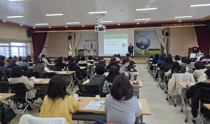 전남교육청은 학교 현장에서 근무하는 현업업무종사자 1,400여 명을 대상으로 ‘산업안전보건교육’을 실시했다.