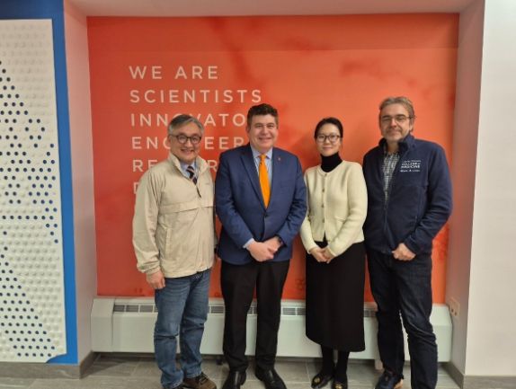 MOU체결을 기념한 사진촬영 – 류지헌 교수(교육문제연구소), Mark Cohen (의과대학 학장), 윤이현 박사(교육문제연구소), Cedric Dumas (JUMP simulation center 소장대리)