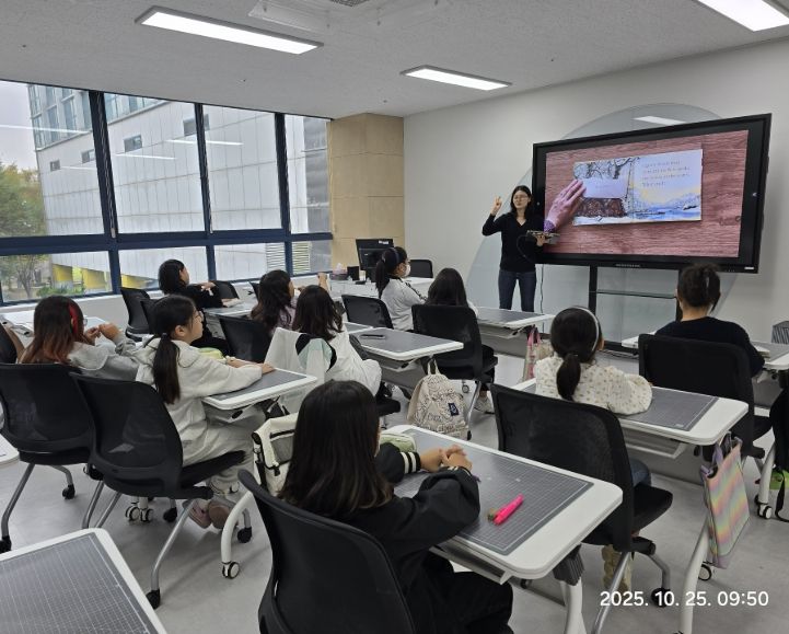 광주동부교육지원청은 19일 광주시교육청시민협치진흥원에서 관내 학부모·전문가 등 49명을 ‘2026학년도 학교폭력대책심의위원회 위원’으로 위촉하고 직무 연수를 진행했다.