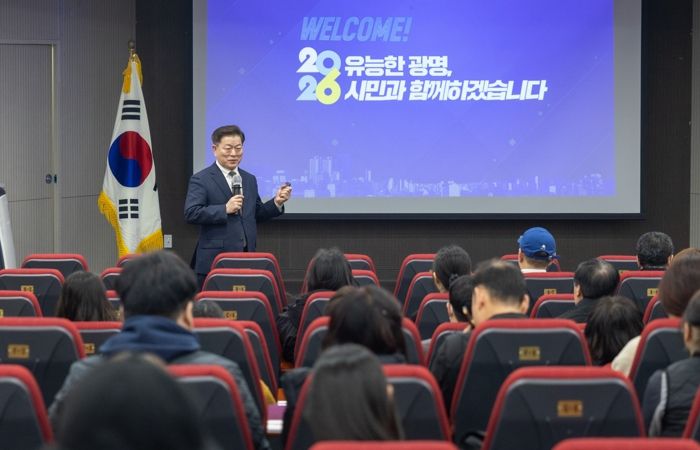 박승원 광명시장이 지난 21일 평생학습원에서 열린 '2026년 시민과의 대화-토요일에 만나요!'에 참석한 시민들과 소통하고 있다.