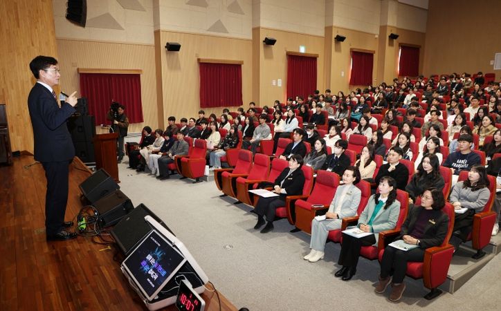 윤건영교육감, 중등 신규임용(예정)교사 대상 특강 진행