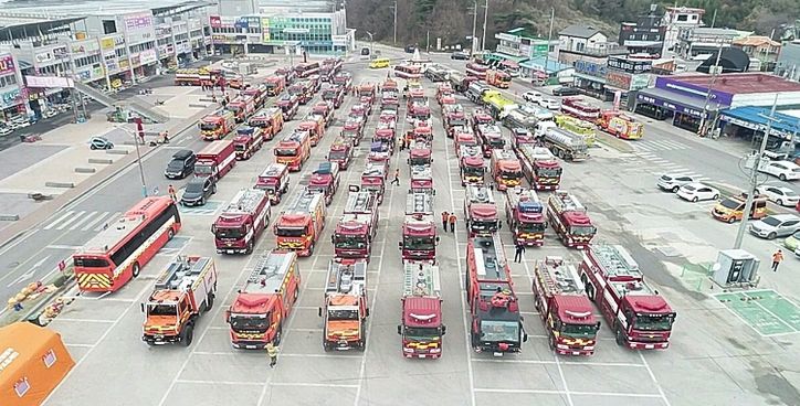 23년 홍성 산불 진화를 위해 소방차량들이 남당항 주차장에모여있는 모습
