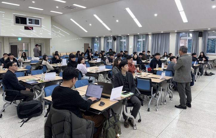 2월 24일 전라남도교육청교육연수원에서 열린 ‘2026. 초등 2030교실 연찬회’에서 교원들이 길라잡이 안내를 듣고 있다.