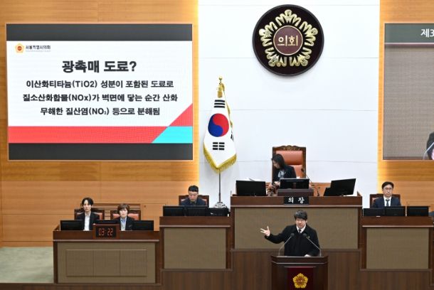 광촉매 도료를 소개 중인 문성호 서울시의원