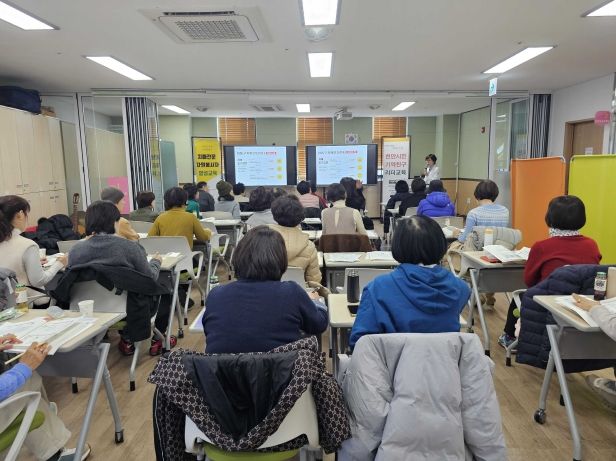 치매전문자원봉사자 양성교육을 진행한 모습