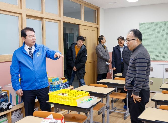 이정선 광주시교육감이 27일 광산구 운수동에 신설되는 운수초등학교를 방문해 개교 준비상황을 점검하고 있다