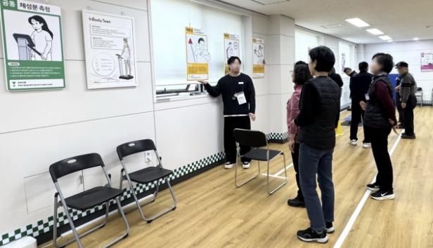 지난 2월 12일, 현장체험단이 동작체력인증센터에서 운동관리사의 설명을 듣고 있다.