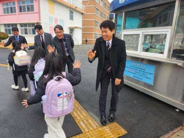새학년 첫날 학생 맞이