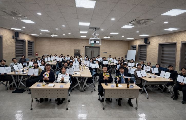 경주시는 2월 27일 경주시종합자원봉사센터에서 ‘2026년 경주시 지역사회보장 실무협의체 실무분과위원회 위촉식 및 분과회의’를 개최하고, 6개 분과 70명의 위원에게 위촉장을 수여한 뒤 기념촬영을 하고 있다