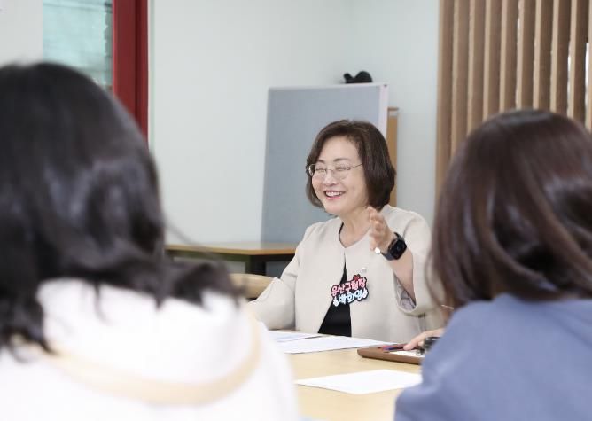 박희영 용산구청장이 지난해 10월 성심여고에서 열린 ‘구청장과 함께하는 학부모 간담회’에서 참석자들과 소통하고 있다