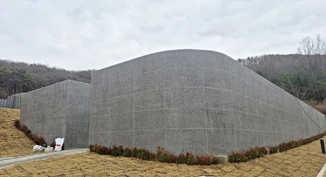 신규 설치된 화성도시공사 함백산추모공원 봉안담 사진