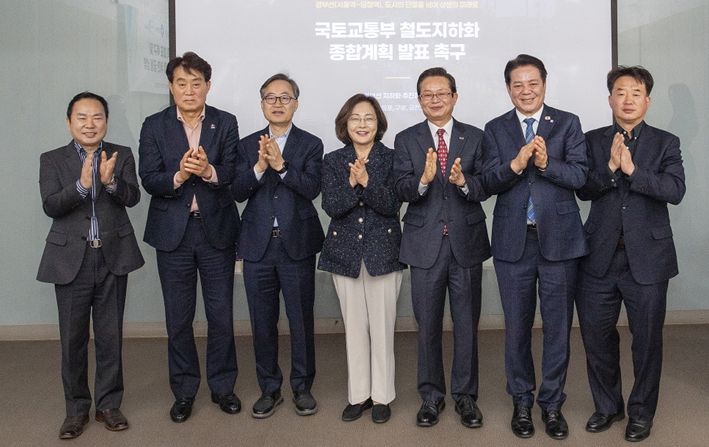 경부선지하화추진협의회가 3월 4일 서울 용산역 민자역사 회의실에서 철도 지하화 종합계획의 조속한 발표를 촉구하며 공동성명을 발표하고 있다.(왼쪽부터 최원석 구로구 부구청장, 하은호 군포시장, 유성훈 금천구청장, 박희영 용산구청장, 최호권 영등포구청장, 최대호 안양시장, 사창훈 동작구 부구청장)