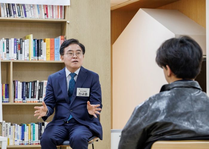 진교훈 서울 강서구청장(정면)이 3일 오후 서울청년센터 강서에서 열린 ‘제2기 강서 청년예술인 네트워크 발대식’에서 청년들과 대화하고 있다.