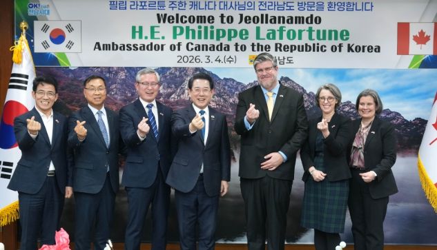 김영록 전라남도지사가 4일 도청 접견실에서 전남도청을 내방한 필립 라포르튠 주한 캐나다대사와 기념촬영을 하고 있다.