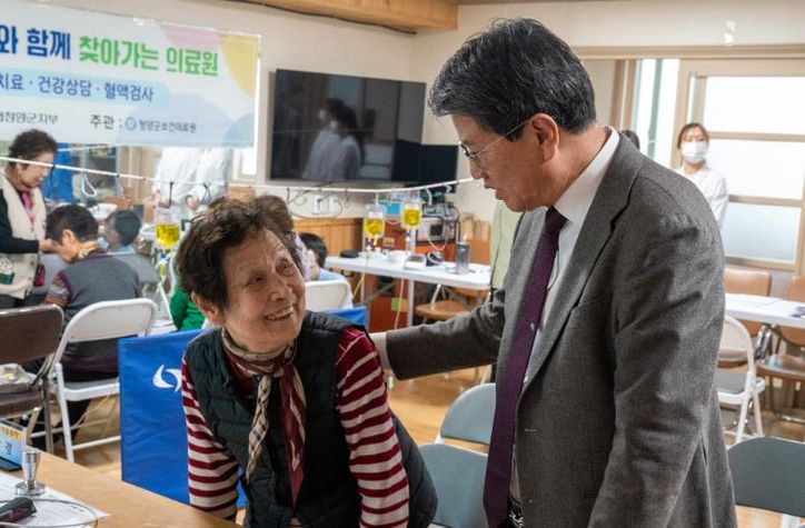 지난 4일 비봉면 록평1리 마을회관에서 주민들이 찾아가는 의료원 진료를 받고 있다.