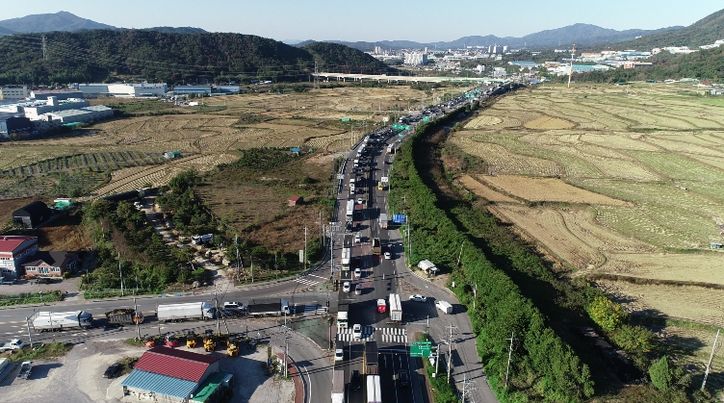 경주~울산을 연결하는 국도 구간인 외동 모화삼거리 일대 도로 전경. 출퇴근 시간대 상습적인 교통 정체가 발생하는 구간이다.