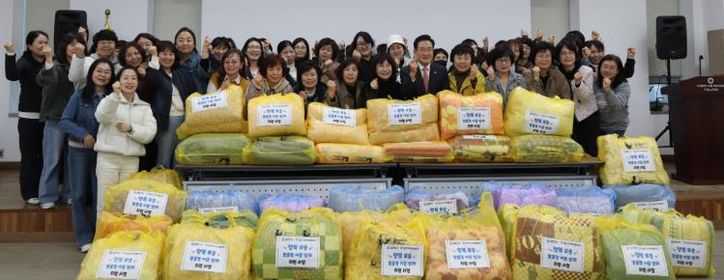 지난해 영천지역자활센터에서 추진한 행복뽀송 맞춤형 이불빨래 지원사업 기념촬영