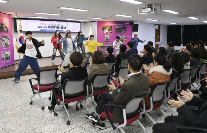 지난 3일 오전 9시 해운대구청 5층 대회의실에서 열린 직원정례조례에서 해운대문화예술단이 케이팝 댄스 공연을 펼치고 있다.