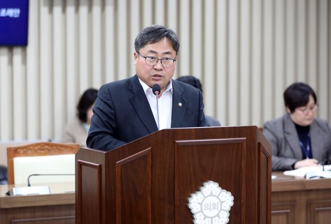 수원특례시의회 박현수 의원이 제399회 임시회 환경안전위원회에서 발언하고 있다