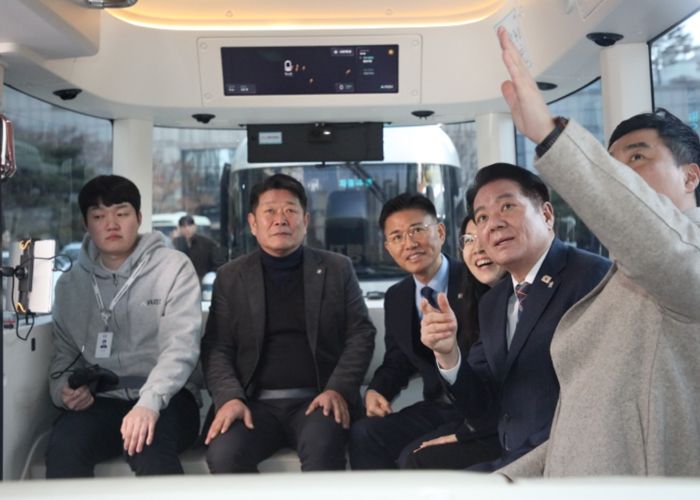 최대호 안양시장(오른쪽에서 두번째)이 10일 오전 10시 25분 시청 정문에서 출발한 레벨4 자율주행 셔틀 안에서 운행에 대한 설명을 듣고 있다