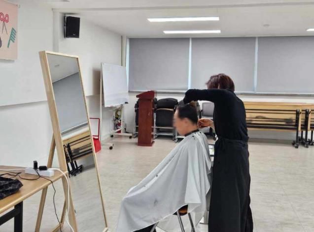 송파구 삼전동 주민센터 무료 미용 서비스 사업 현장 재능 기부하는 김혜선 원장(컬러바나다 미용실)