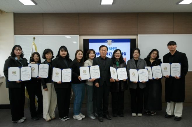 증평복지재단 우수프로그램 공모사업 지원증서 전달식(오른쪽 다섯번째 신연택 이사장)