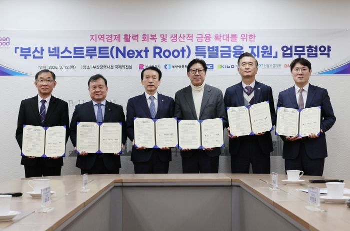 좌측부터: 채병호 신용보증기금 상임이사, 이재필 기술보증기금 상임이사, 김성주 부산은행장, 박형준 부산시장, 정현민 부산상공회의소 상근부회장, 심현우 차세대기업인클럽 회장