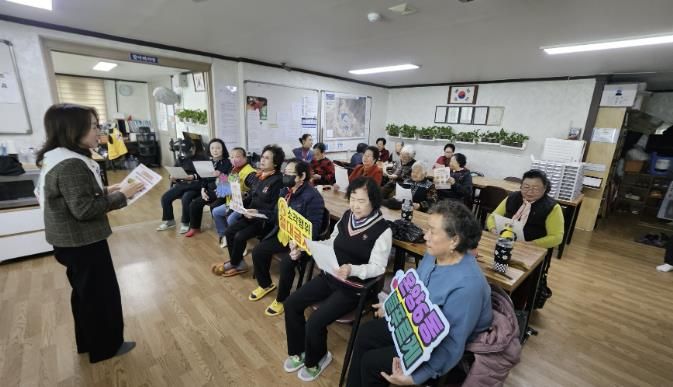 이순주 온양6동장이 마을회관을 방문해 어르신들과 함께 산불 예방 홍보 활동을 진행하고 있다.
