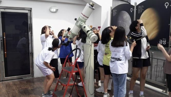 류방택천문기상과학관에서 아이들이 별을 관측하는 모습