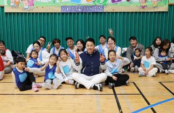 오언석 도봉구청장(가운데)이 쌍문1, 3동 어린이집 합동 운동회에서 아이들과 사진을 찍고 있다