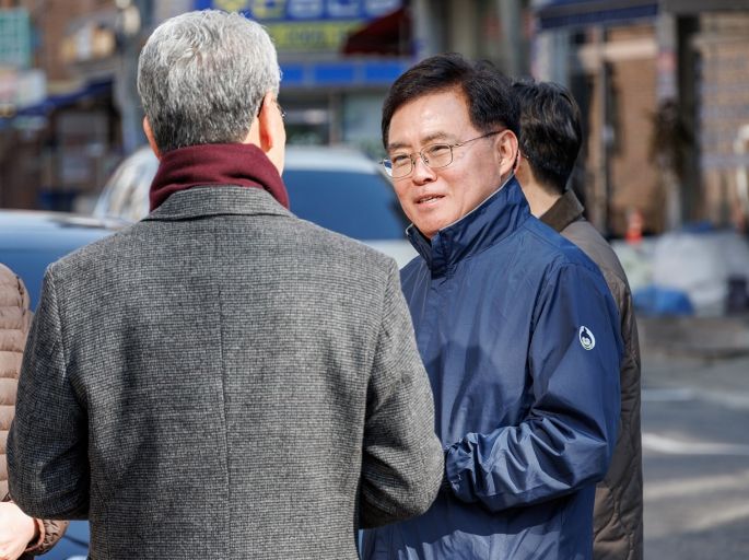 진교훈 서울 강서구청장(오른쪽)이 화곡3동 일대 정비사업지 현장을 찾아 지역 주민과 대화하고 있다.